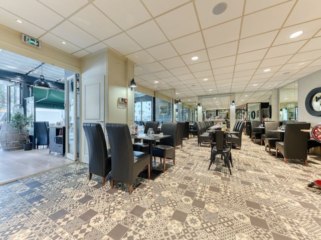 Brasserie & By Debourg Traiteur La salle intérieure